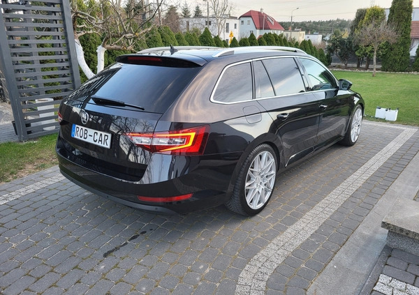 Skoda Superb cena 69900 przebieg: 132306, rok produkcji 2015 z Józefów małe 742